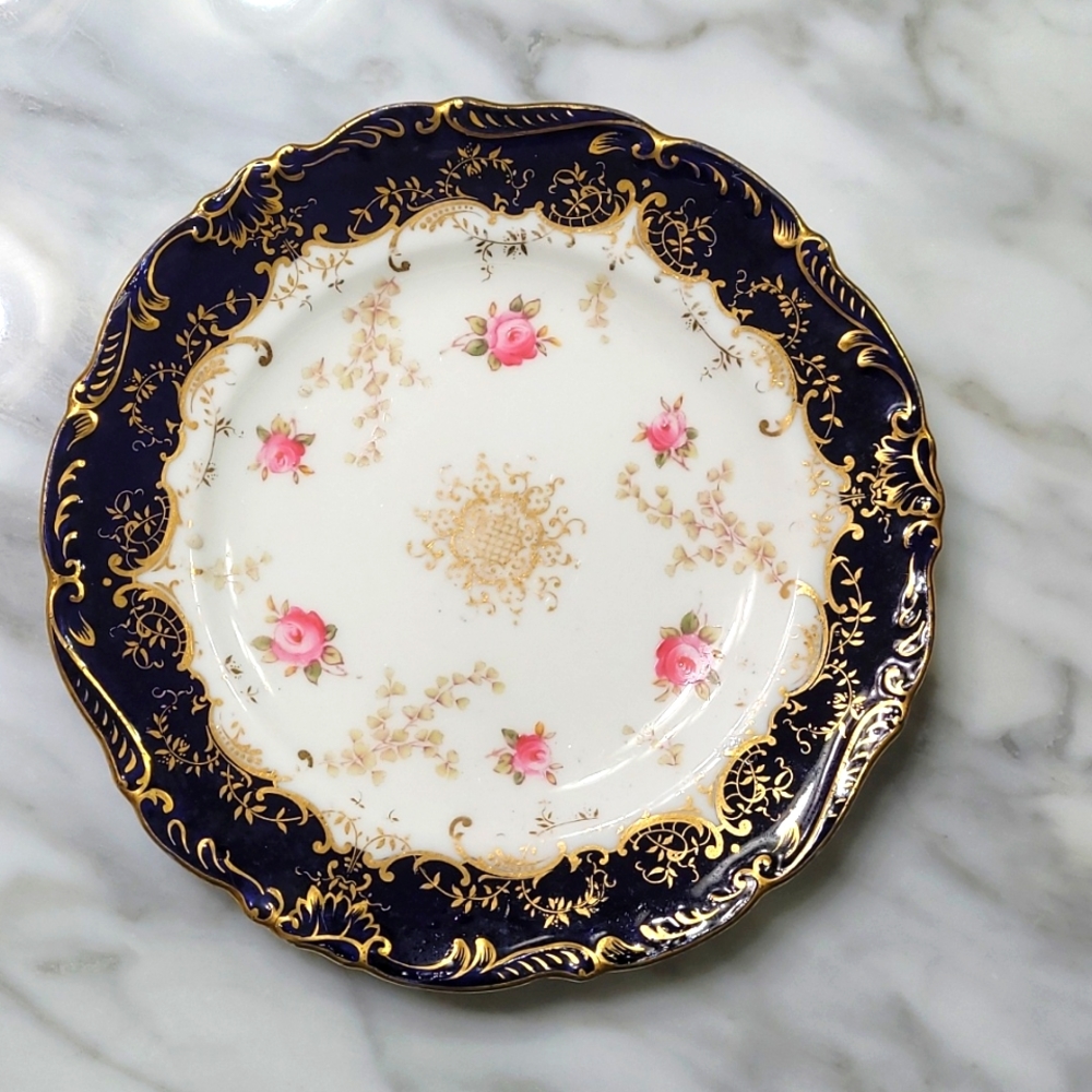 Small decorative plate. Can be used on a side table or to place rings/jewelry in